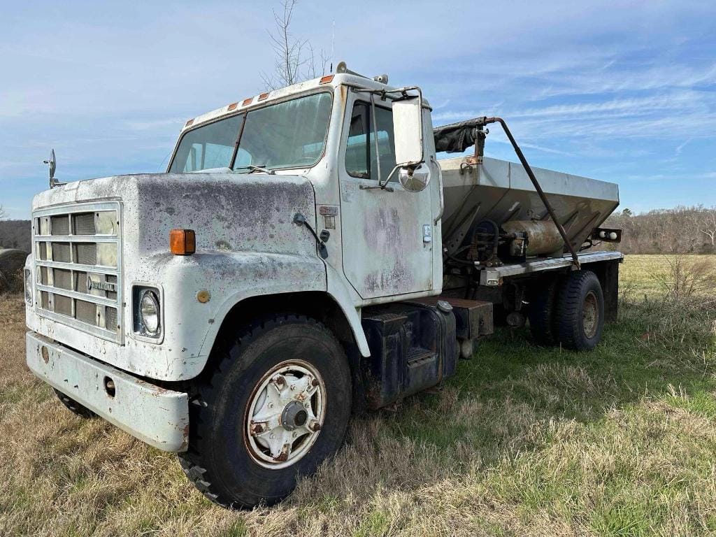 1984 International 2275 Equipment Image0