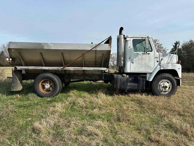 Image of International 2275 equipment image 4
