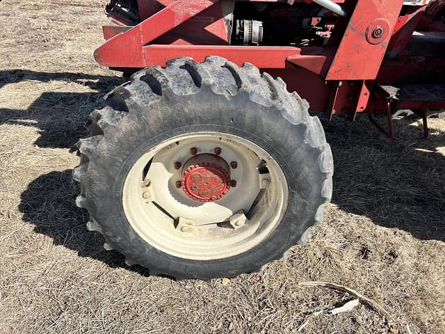 Image of International Harvester 884 equipment image 4