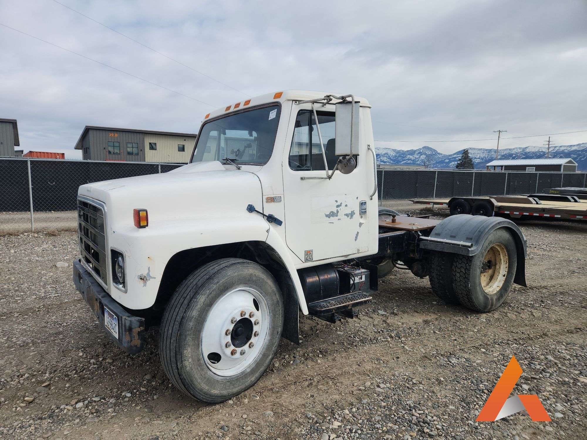 1984 International S1700 Equipment Image0