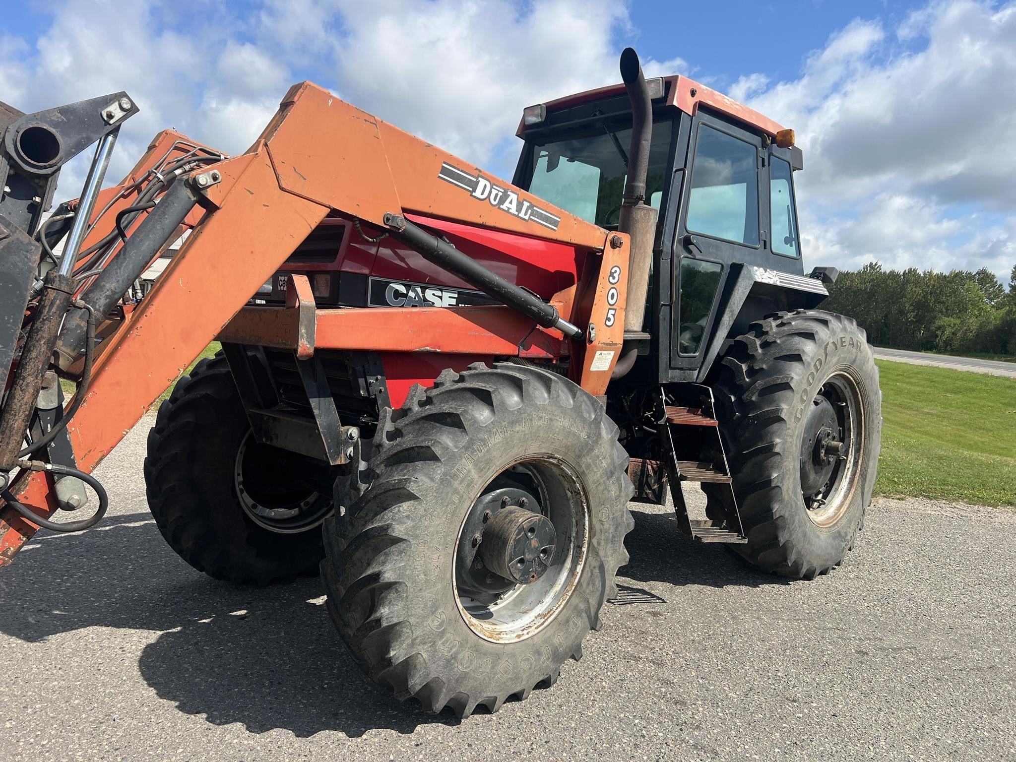 175 - 299 HP Tractors image