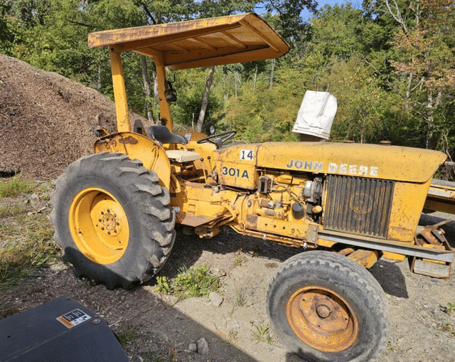Image of John Deere 301A equipment image 4