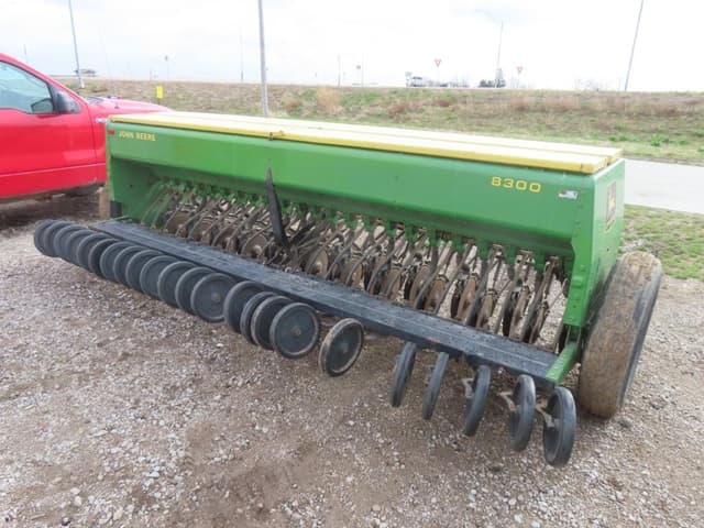Image of John Deere 8300 equipment image 4