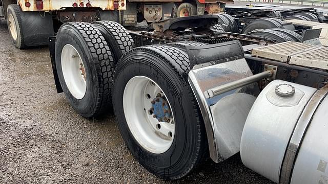 Image of Kenworth W900B equipment image 4