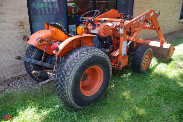 Image of Kubota L275 equipment image 2