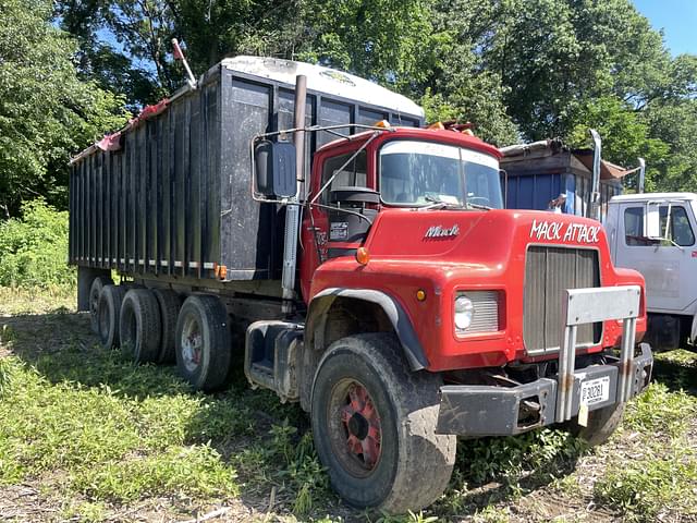 Image of Mack DM686S equipment image 3