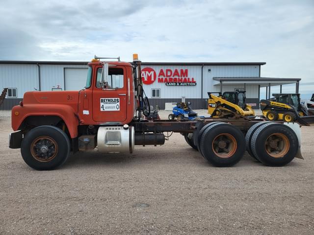 Image of Mack 686 equipment image 4