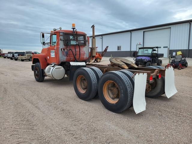 Image of Mack 686 equipment image 3