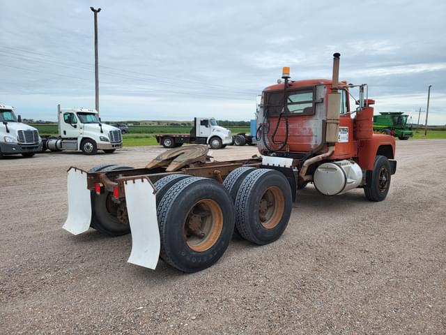 Image of Mack 686 equipment image 2