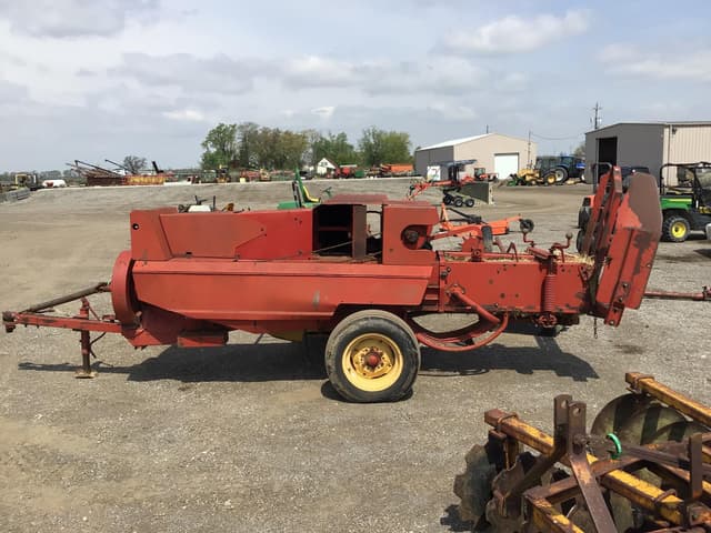 Image of New Holland Hayliner 311 equipment image 4