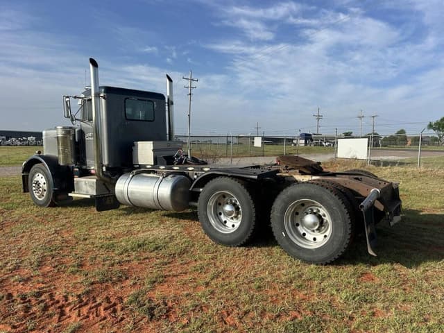 Image of Peterbilt 359 equipment image 2