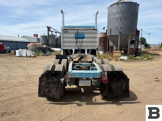 Image of Peterbilt 362 equipment image 3