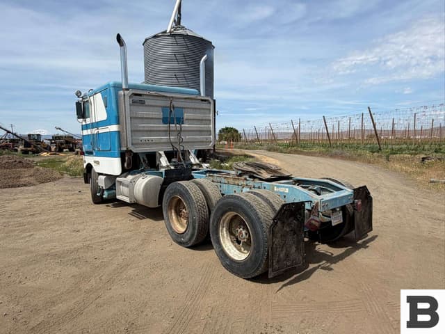 Image of Peterbilt 362 equipment image 2