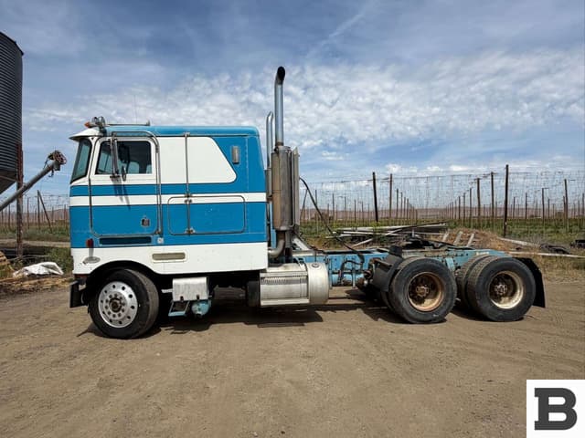Image of Peterbilt 362 equipment image 1