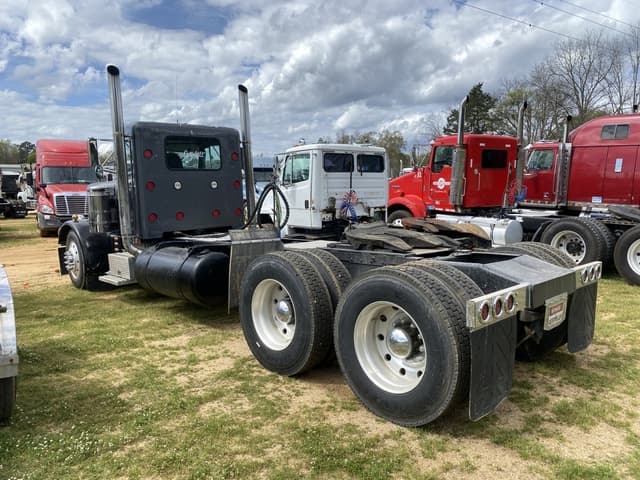 Image of Peterbilt 382 equipment image 1