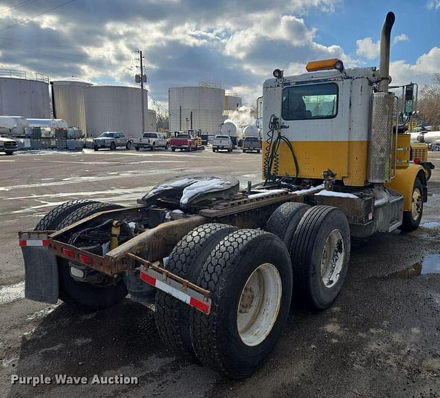 Image of Peterbilt 382 equipment image 4