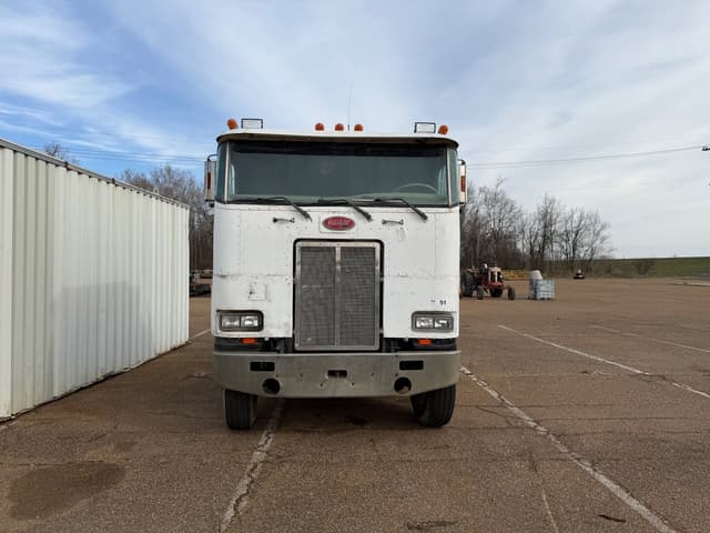 Image of Peterbilt 362 equipment image 1