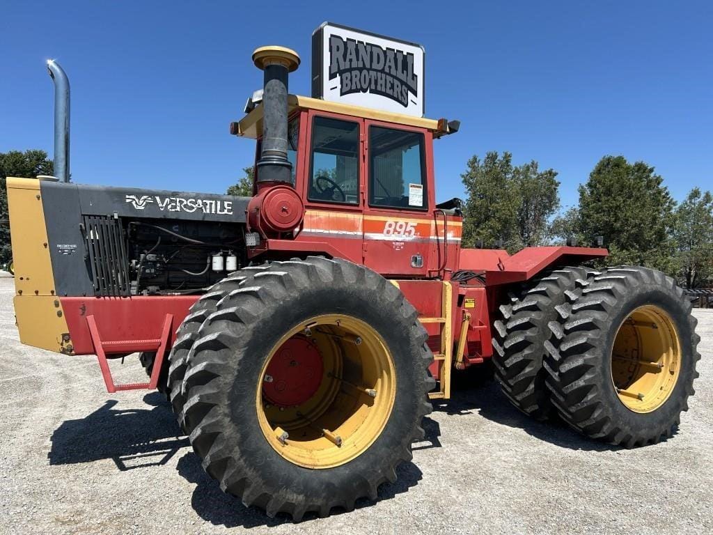 1984 Versatile 895 Equipment Image0