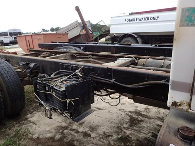 Image of Ford F-700 equipment image 4