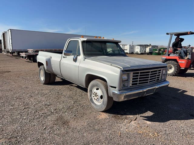 Image of Chevrolet 3500 equipment image 2