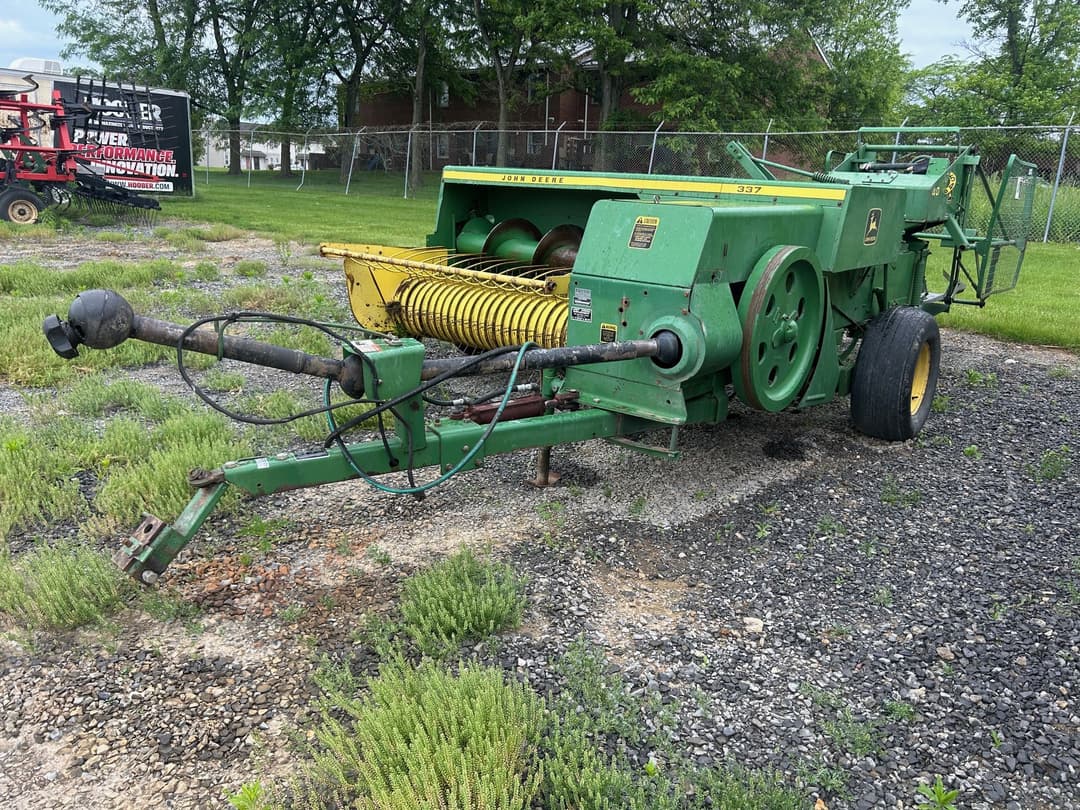Image of John Deere 337 Image 0