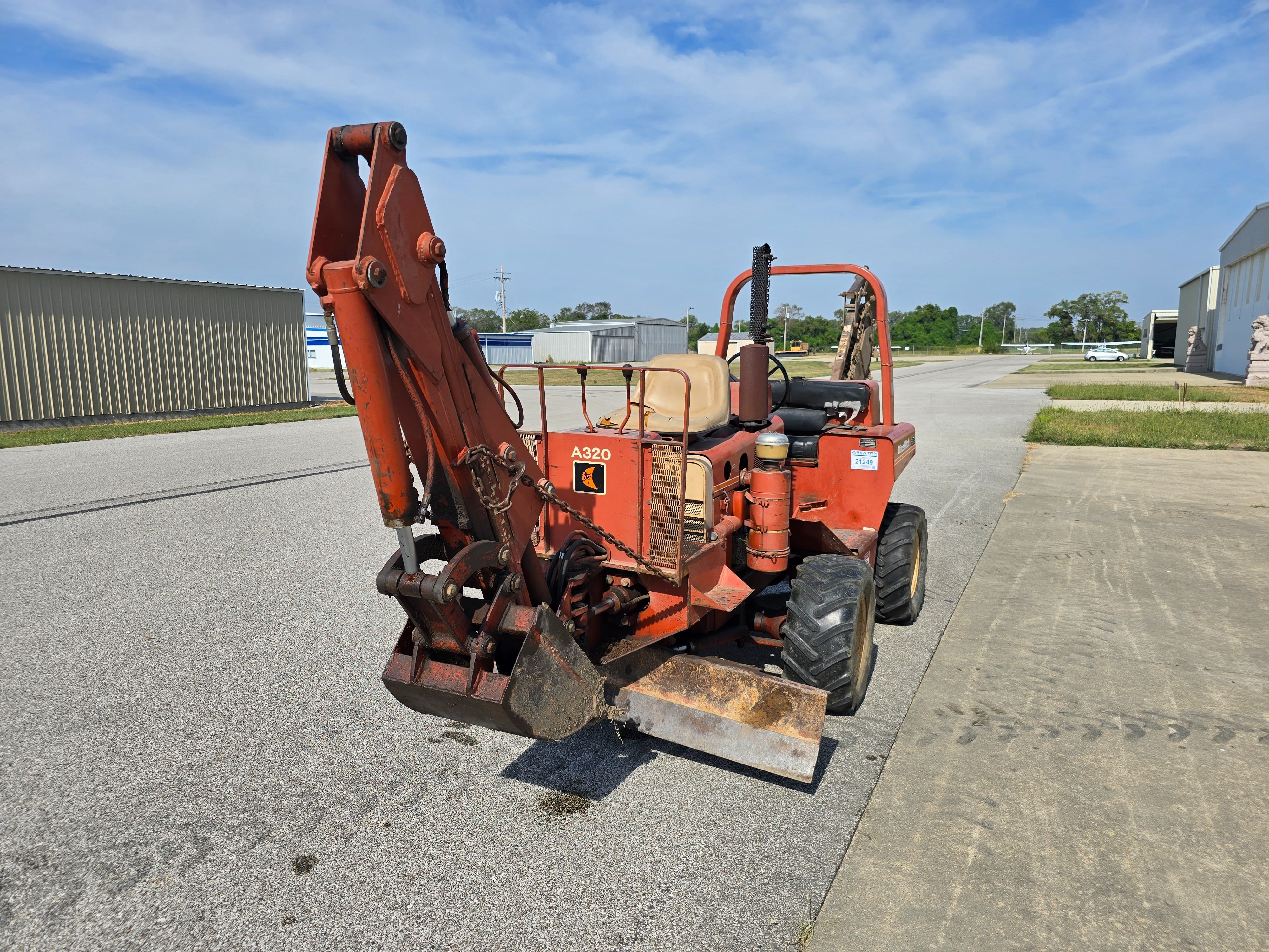 1985 Ditch Witch 3210 Equipment Image0