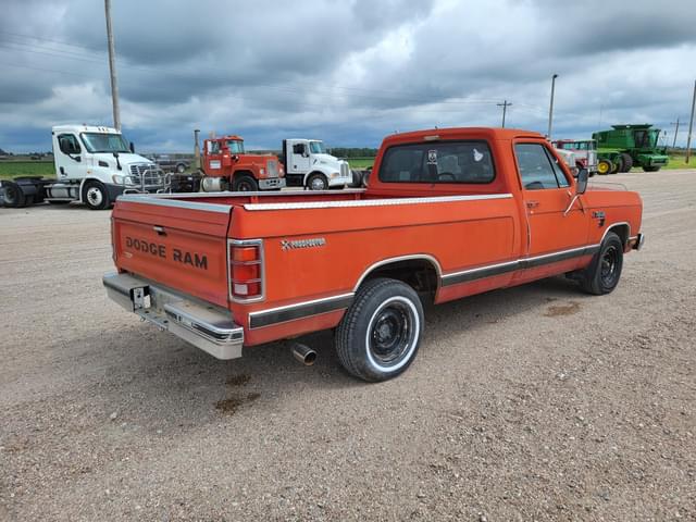 Image of Dodge Ram 150 equipment image 2