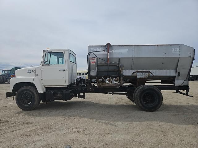 Image of Ford F-700 equipment image 3