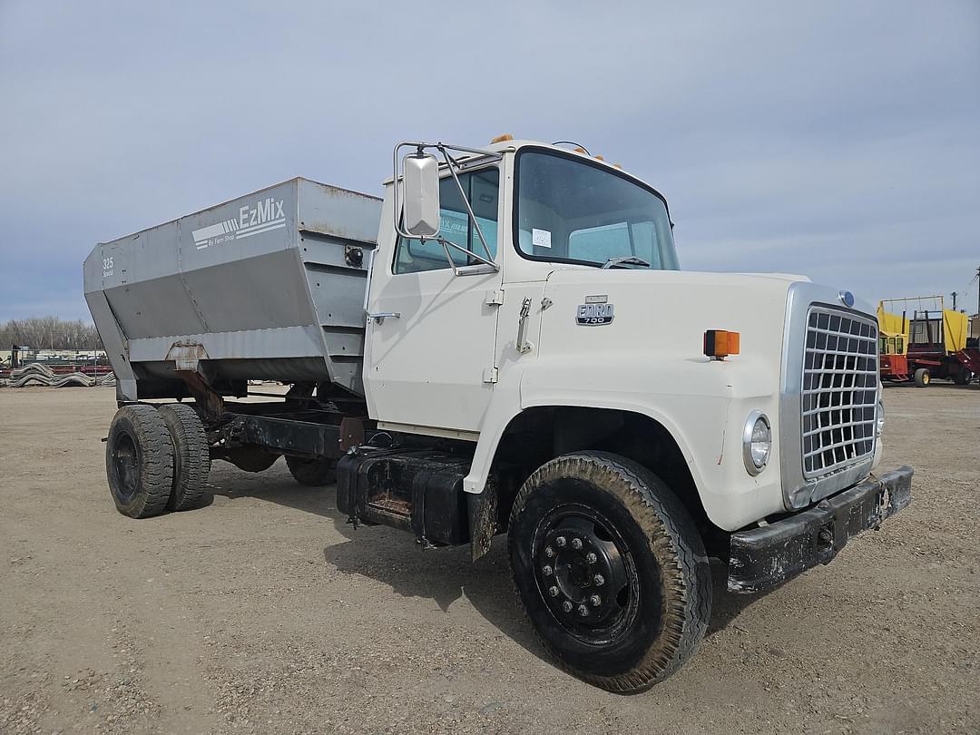 Image of Ford F-700 Primary image