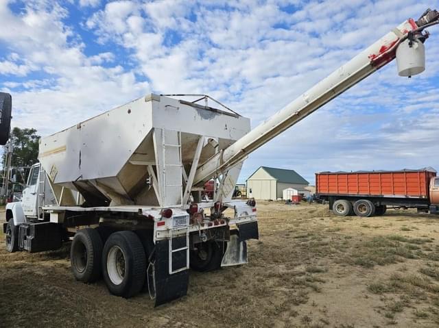 Image of Ford F-9000 equipment image 3