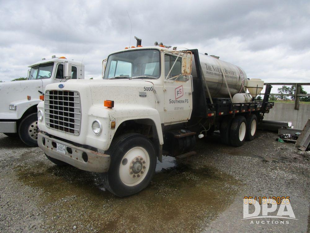 Image of Ford 9000 Primary image