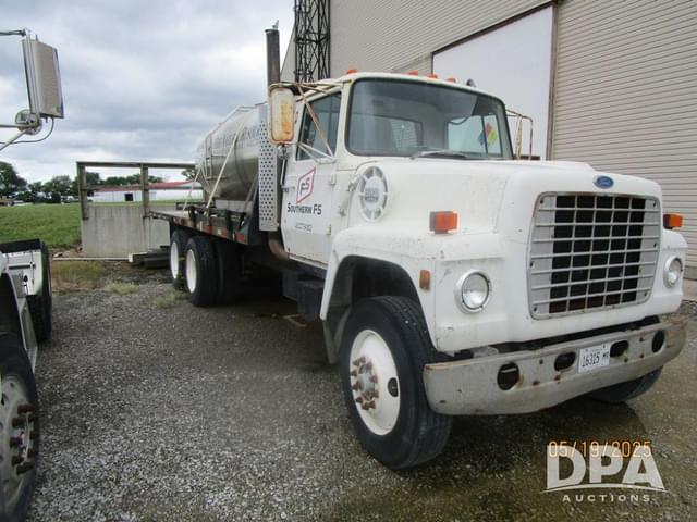 Image of Ford 9000 equipment image 2