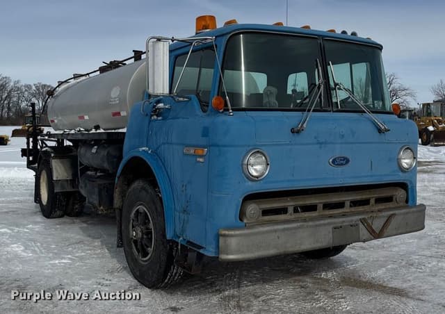 Image of Ford F-8000 equipment image 2