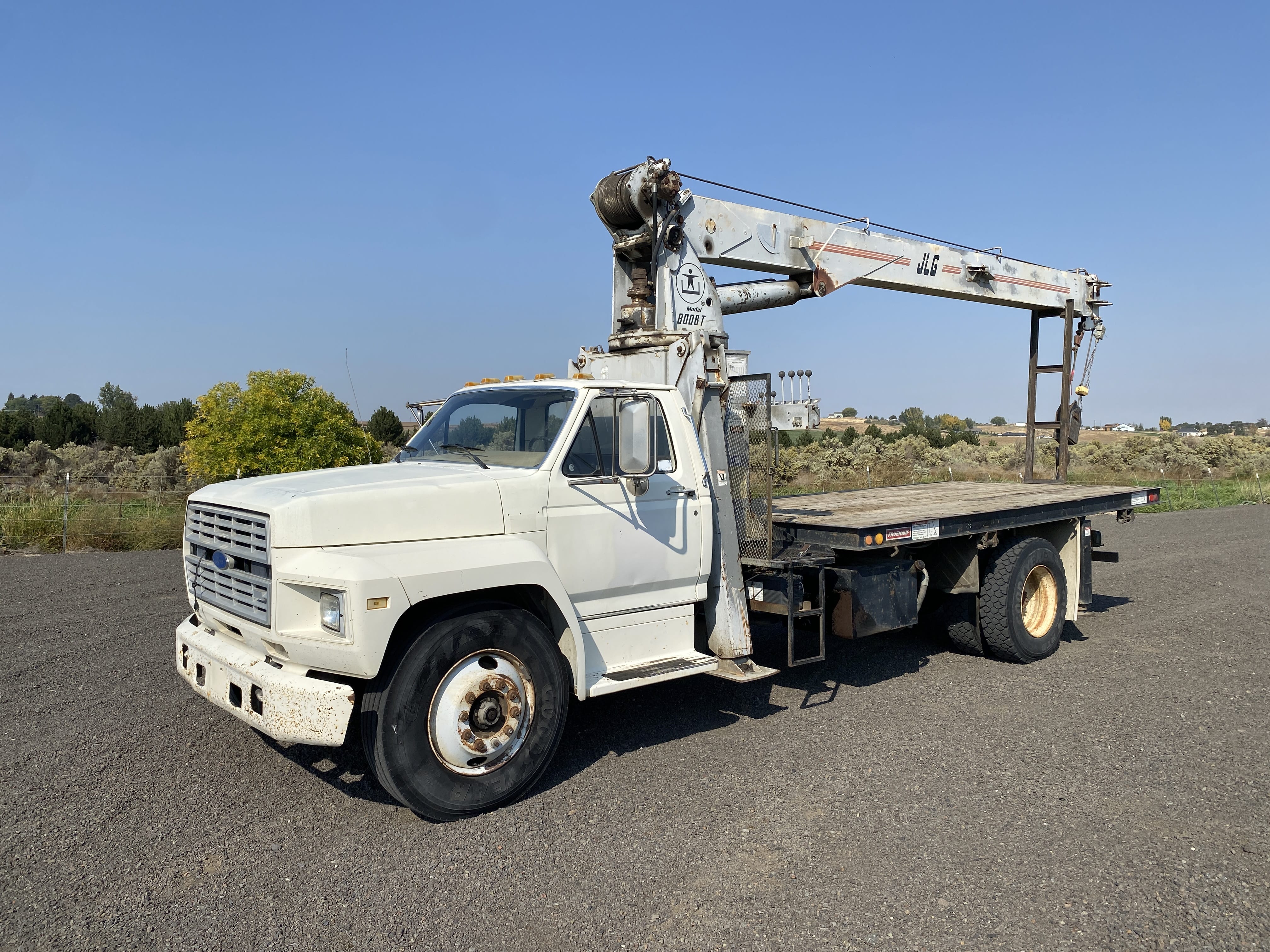 1985 Ford F-800 Equipment Image0