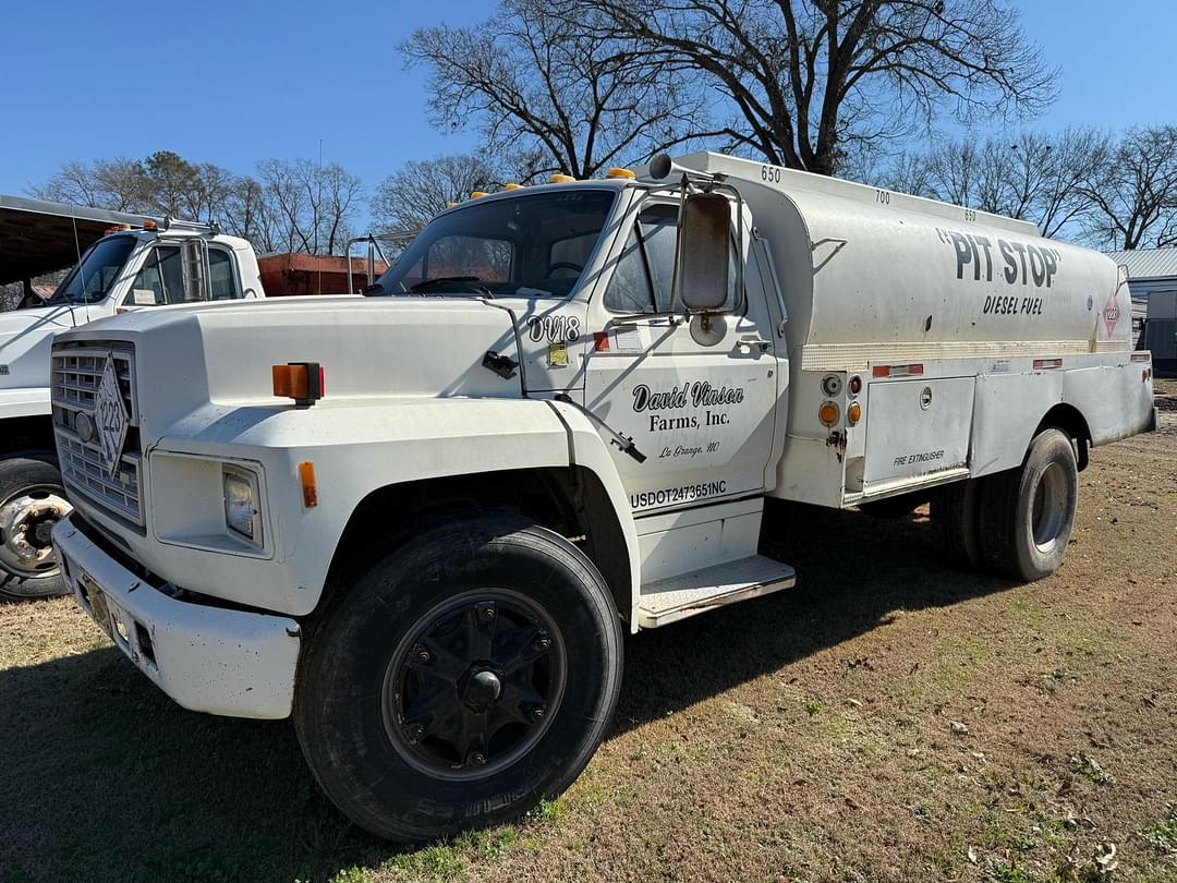 Image of Ford F-800 Primary Image