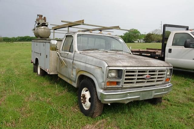 Image of Ford F-350 equipment image 1