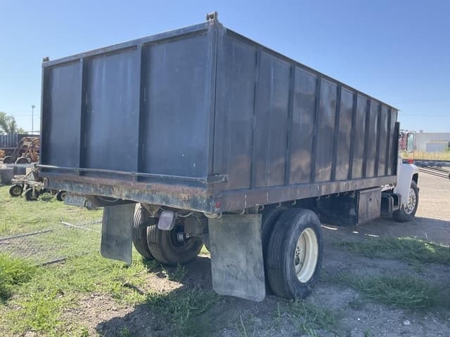Image of Ford F-700 equipment image 3