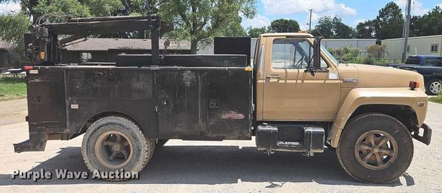 Image of Ford F700 equipment image 3