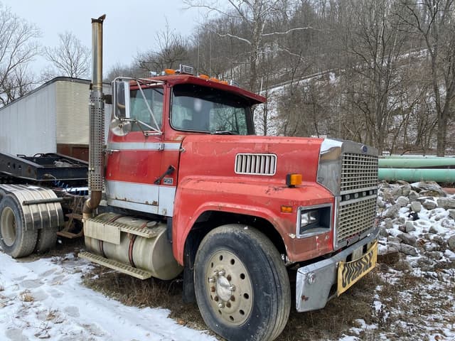 Image of Ford L9000 equipment image 2