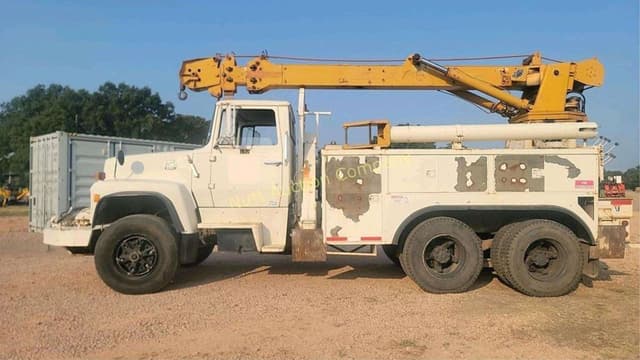 Image of Ford LT8000 equipment image 1