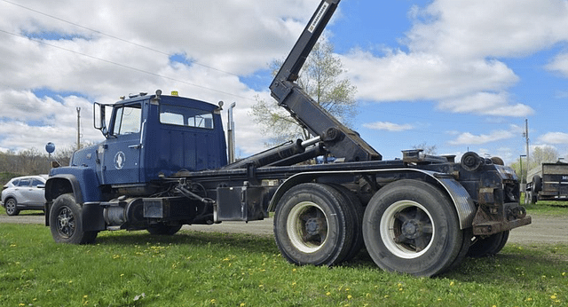 Image of Ford LT9000 equipment image 1