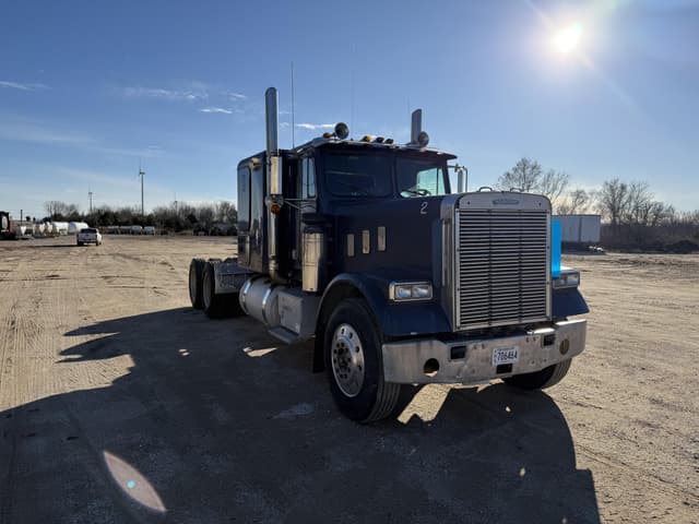 Image of Freightliner FLC120 equipment image 2