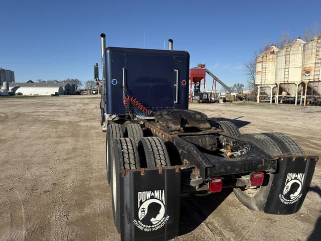 Image of Freightliner FLC120 equipment image 4