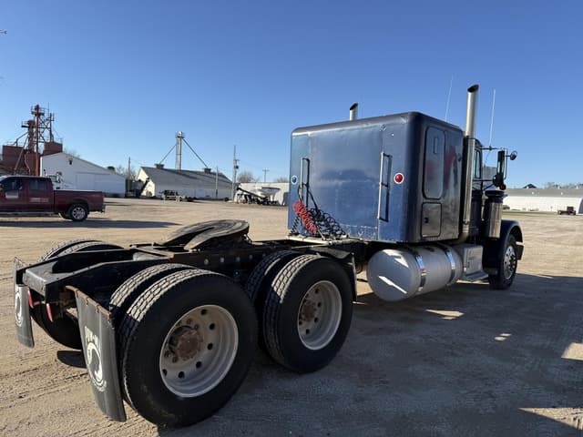 Image of Freightliner FLC120 equipment image 3