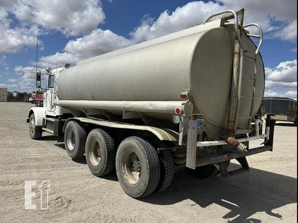 Image of Freightliner FLD120 equipment image 3