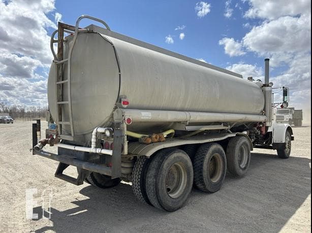 Image of Freightliner FLD120 equipment image 2