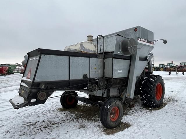 Image of Gleaner M3 equipment image 4