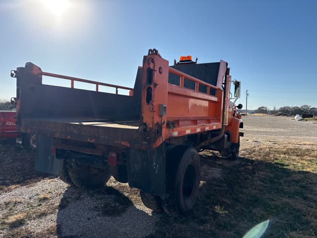 Image of GMC C7000 equipment image 3