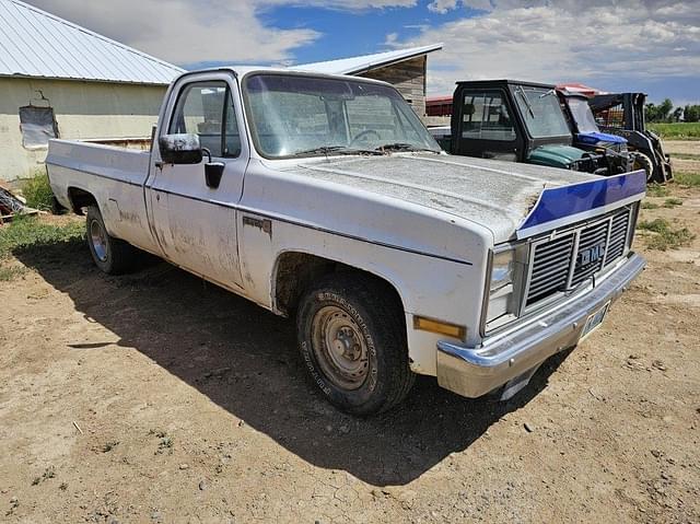 Image of GMC Sierra 1500 equipment image 2