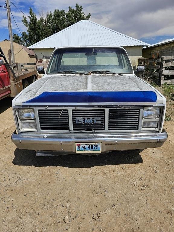 Image of GMC Sierra 1500 equipment image 1